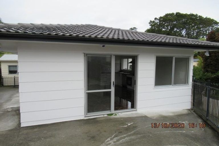 Photo of property in 15 Fernhaven Place, Massey, Auckland, 0614