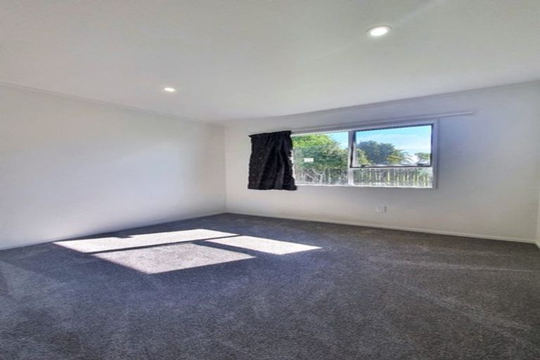 Photo of property in 18 Flagstaff Place, Massey, Auckland, 0614