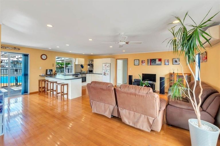 Photo of property in 35 Harrington Road, Henderson, Auckland, 0610