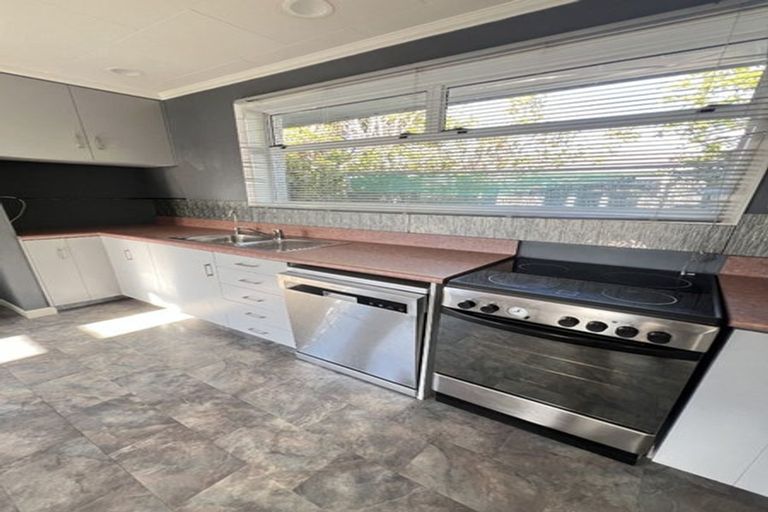 Photo of property in 2 Robert Street, Otatara, Invercargill, 9879