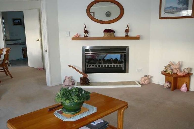 Photo of property in 36 Tyrico Close, Unsworth Heights, Auckland, 0632
