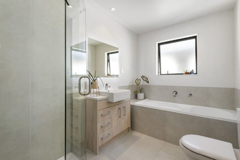 Photo of property in 4b Rosalind Road, Glenfield, Auckland, 0629