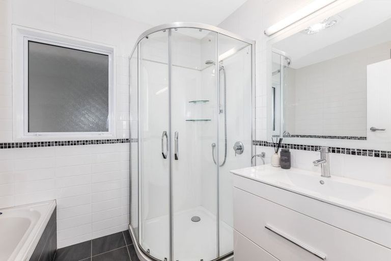 Photo of property in 118 Kahu Road, Paremata, Porirua, 5024