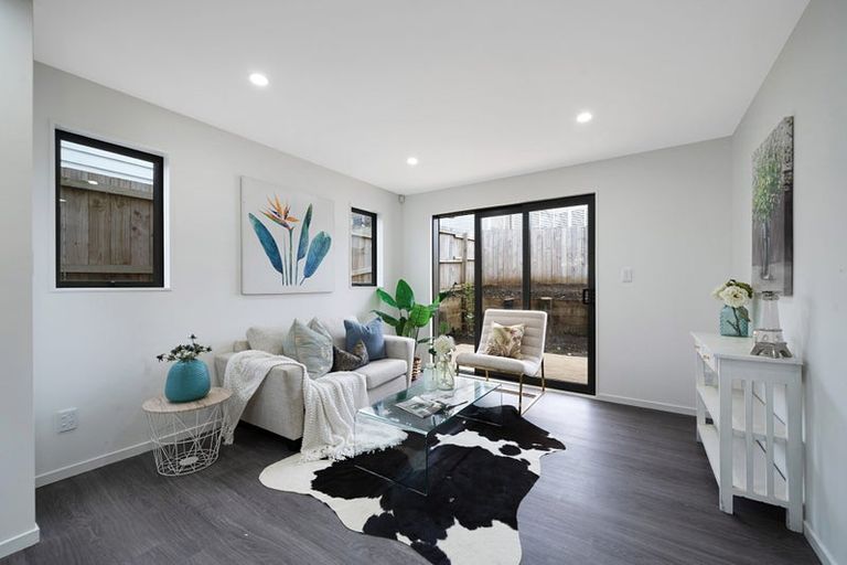 Photo of property in 4/13 Sarona Avenue, Glen Eden, Auckland, 0602