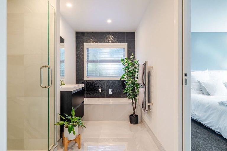 Photo of property in 2a Alton Place, Hokowhitu, Palmerston North, 4410