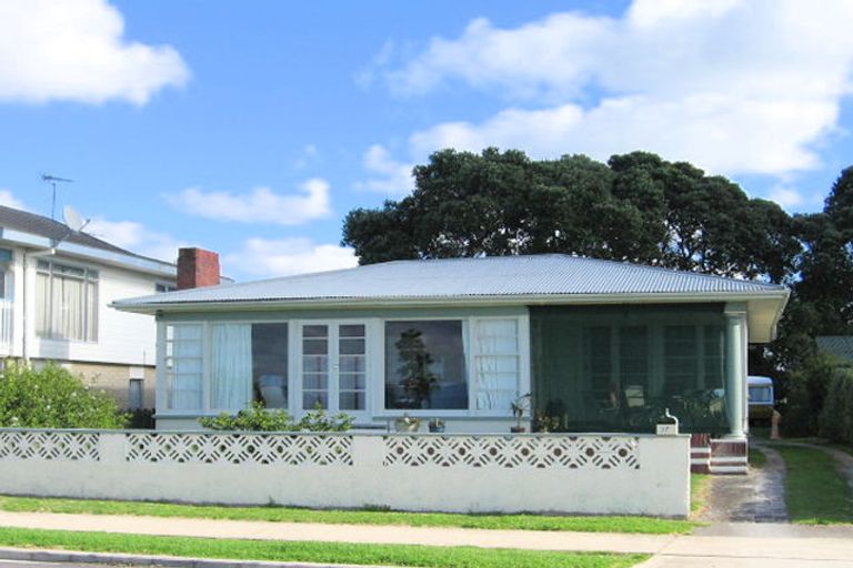 Photo of property in 27 The Esplanade, Eastern Beach, Auckland, 2012
