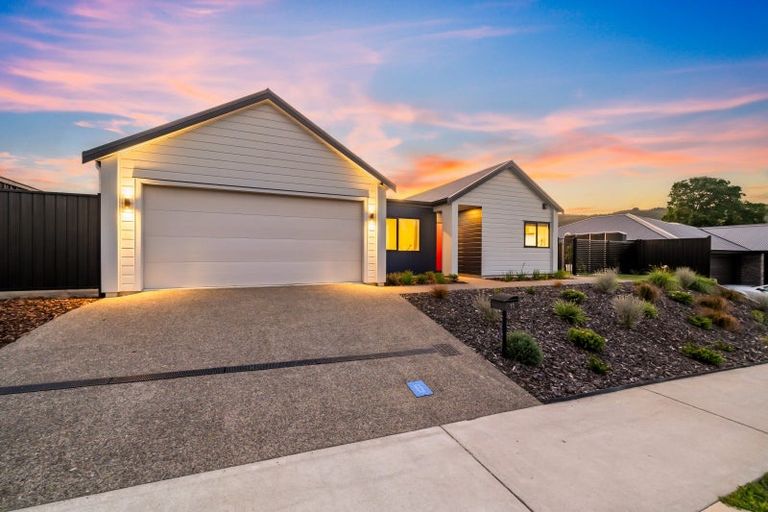 Photo of property in 11 Rewarewa Way, Timberlea, Upper Hutt, 5018