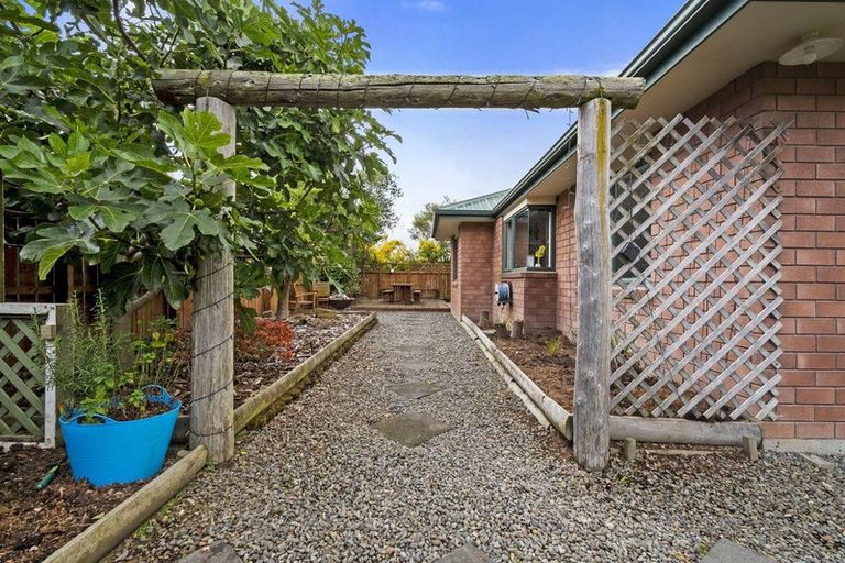 Photo of property in 71 Hillcrest Drive, Kelvin Grove, Palmerston North, 4414