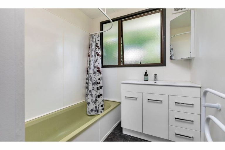 Photo of property in 2/109 Oreil Avenue, West Harbour, Auckland, 0618