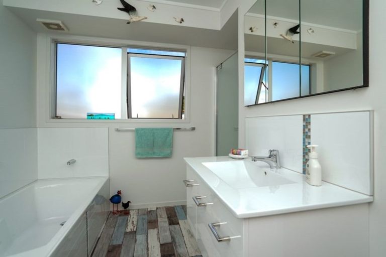 Photo of property in 3 Thorburn Avenue, Red Beach, 0932