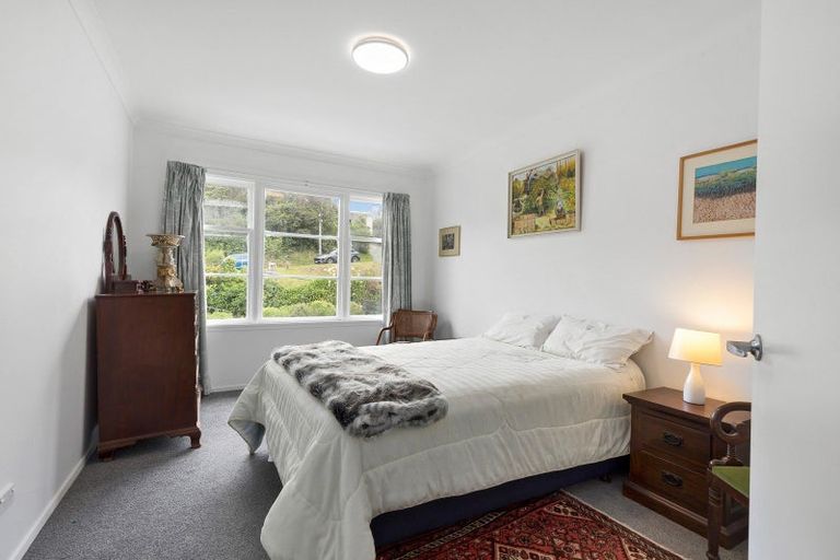 Photo of property in 36 Miles Crescent, Newlands, Wellington, 6037