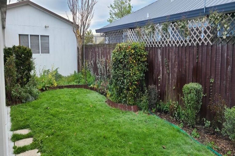 Photo of property in 21 Honeysuckle Place, Northcote, Christchurch, 8052