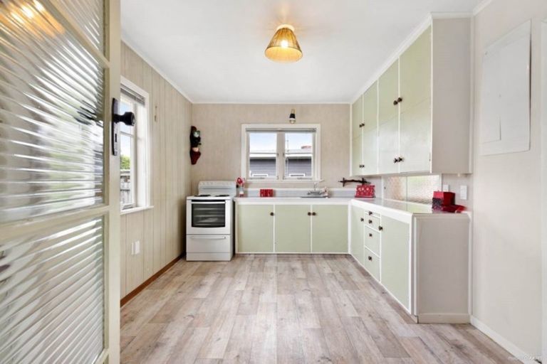 Photo of property in 14 Taikata Road, Te Atatu Peninsula, Auckland, 0610