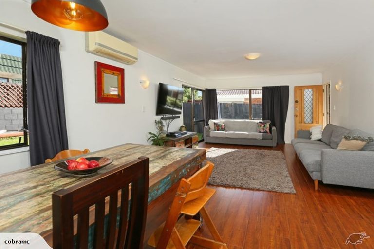 Photo of property in 3/98 Roberts Road, Te Atatu South, Auckland, 0610