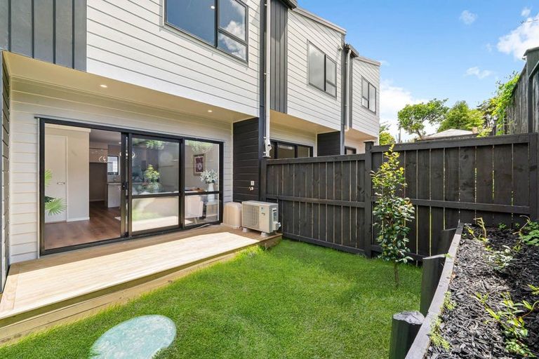 Photo of property in 9/10 Newington Road, Henderson, Auckland, 0612