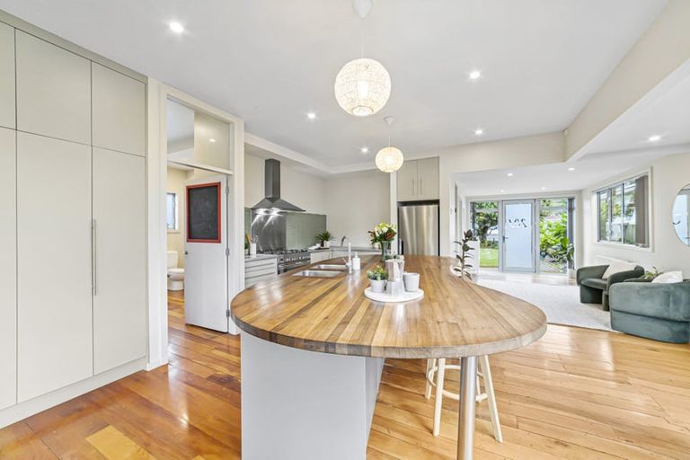 Photo of property in 203 Onepu Road, Lyall Bay, Wellington, 6022