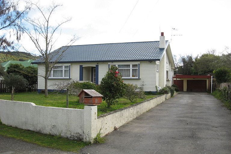 Photo of property in 6 Gibbs Crescent, Wainuiomata, Lower Hutt, 5014