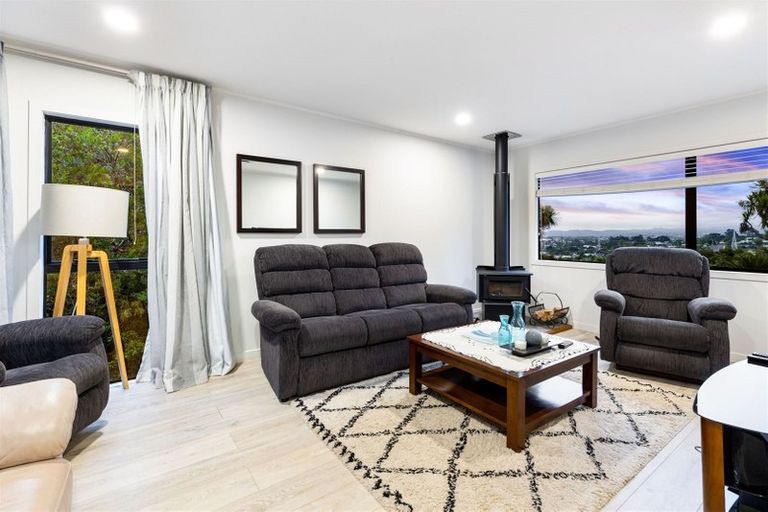 Photo of property in 22 Darcy Place, Massey, Auckland, 0614