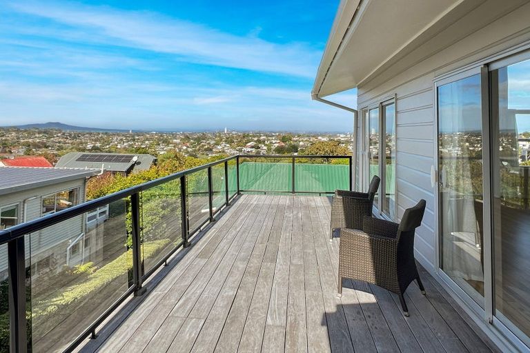 Photo of property in 2/87 Sunset Road, Totara Vale, Auckland, 0632