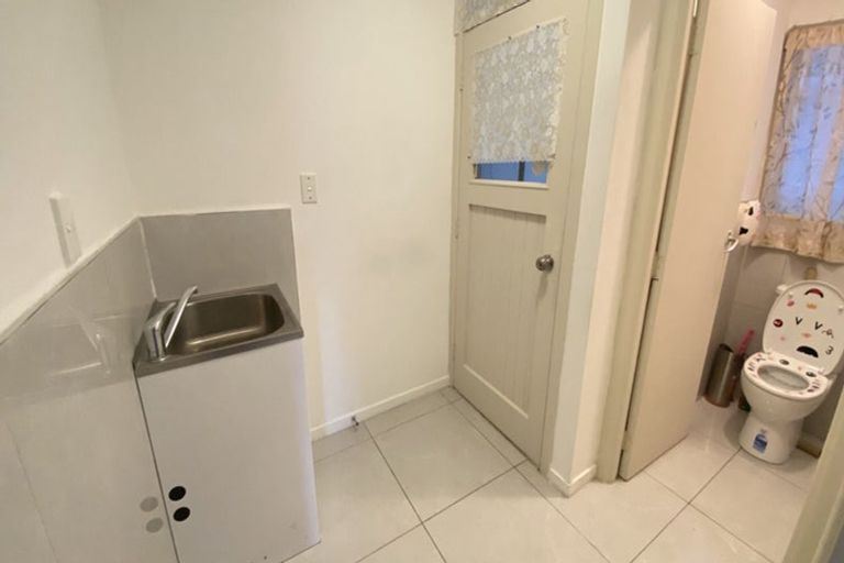 Photo of property in 5a Springbank Lane, Te Atatu Peninsula, Auckland, 0610