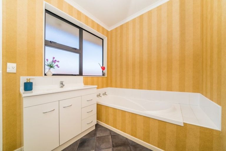 Photo of property in 10 Geneva Terrace, Kelvin Grove, Palmerston North, 4414