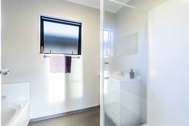 Photo of property in 25a Dawnhaven Drive, Te Atatu Peninsula, Auckland, 0610