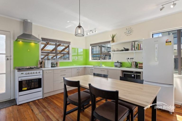 Photo of property in 5 Mavis Place, Beach Haven, Auckland, 0626