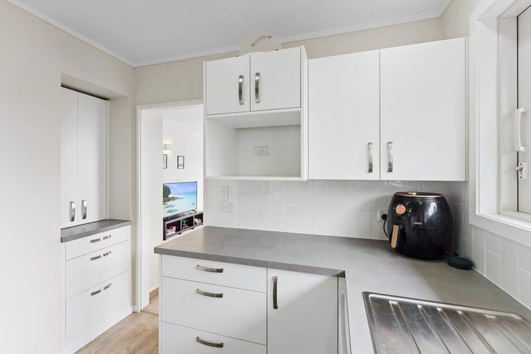 Photo of property in 17 Rewarewa Crescent, Waikanae, 5036