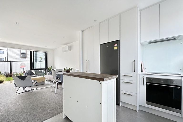 Photo of property in 30 Cessna Crescent, Mangere, Auckland, 2022