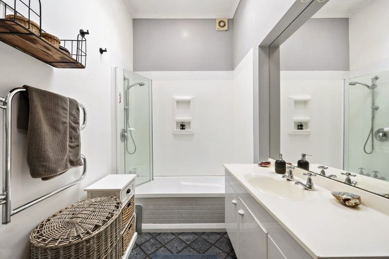 Photo of property in 64 Roseneath Terrace, Roseneath, Wellington, 6011