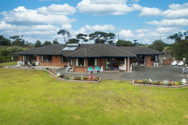 Photo of property in 355 Kiwitahi Road, Helensville, 0875