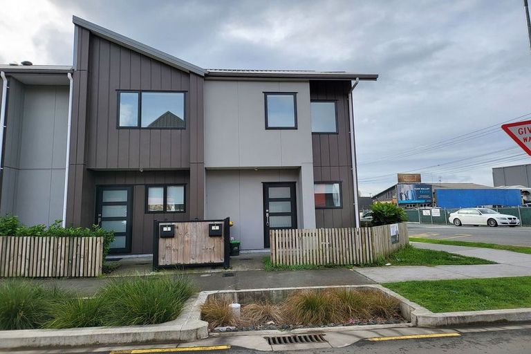 Photo of property in 1 Eileen Newey Place, Henderson, Auckland, 0612