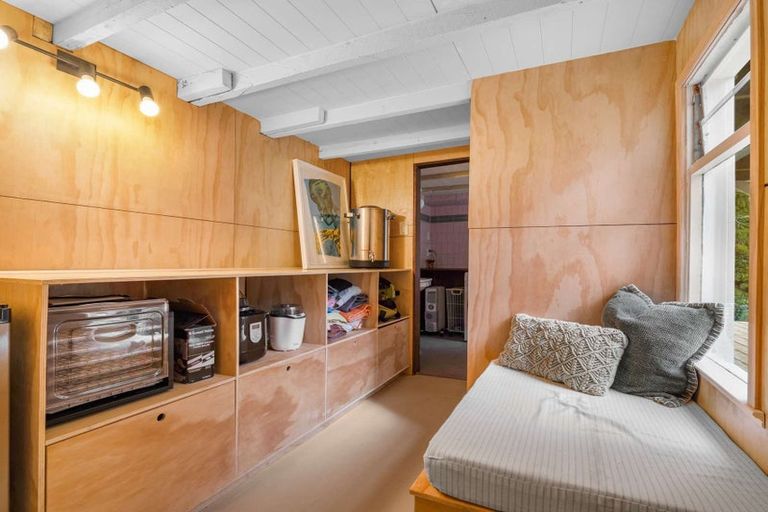 Photo of property in 43 Kauri Point Road, Laingholm, Auckland, 0604