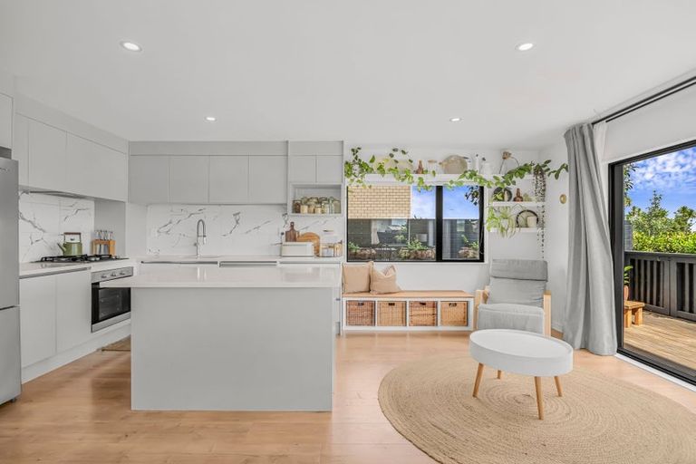 Photo of property in 1 Nga Waka Place, Mangere, Auckland, 2022