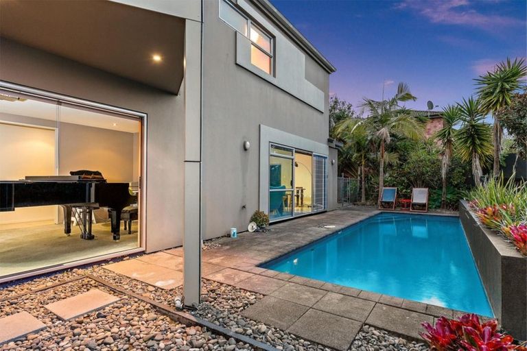 Photo of property in 9a Lupetti Rise, West Harbour, Auckland, 0618