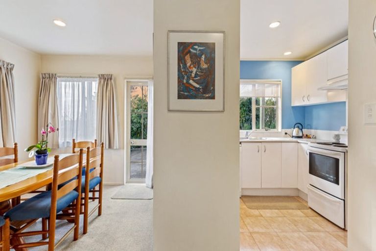 Photo of property in 2/30 Sunset Road, Unsworth Heights, Auckland, 0632