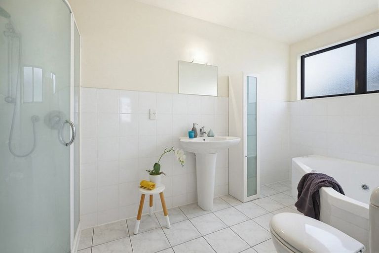 Photo of property in 17 Landsdowne Terrace, Karori, Wellington, 6012