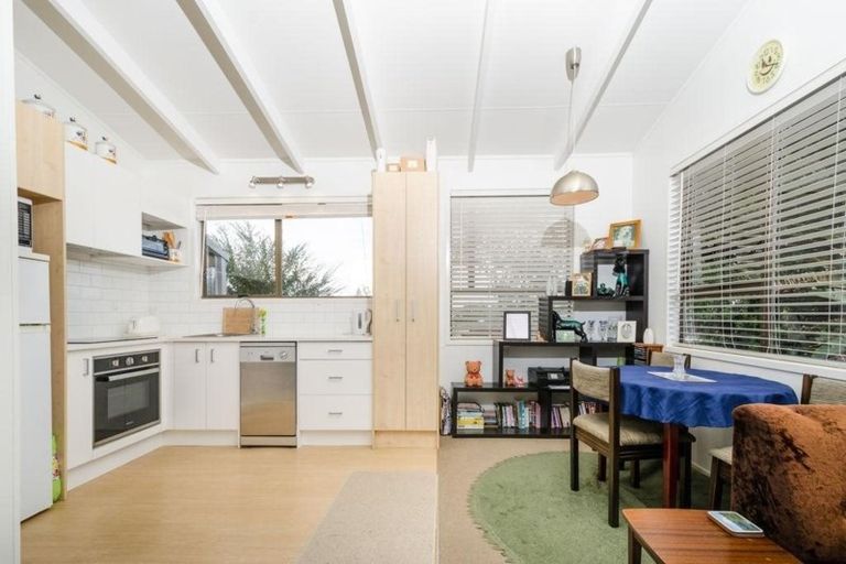 Photo of property in 2a/2 Matipo Road, Te Atatu Peninsula, Auckland, 0610