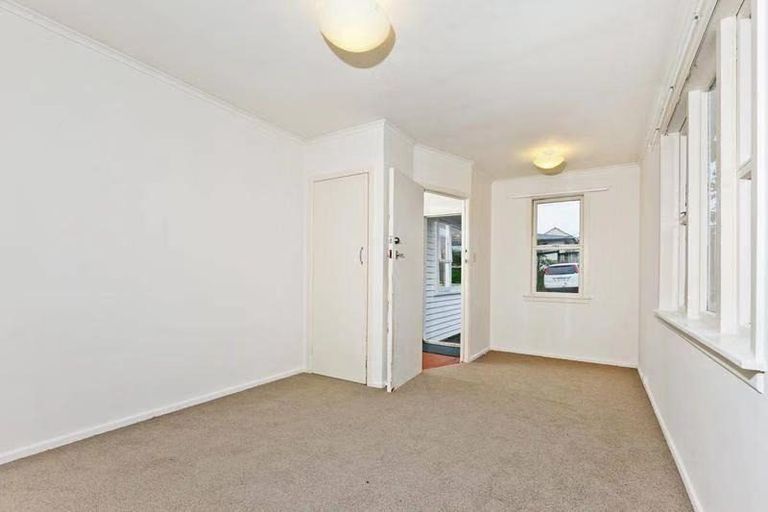 Photo of property in 1/156 Forrest Road, Forrest Hill, Auckland, 0620