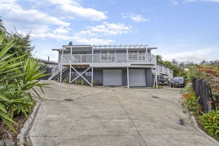 Photo of property in 17 Magdalen Place, West Harbour, Auckland, 0618