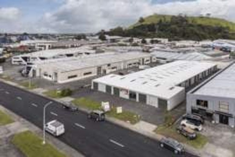 Photo of property in 2 Allington Road, Massey, Auckland, 0614