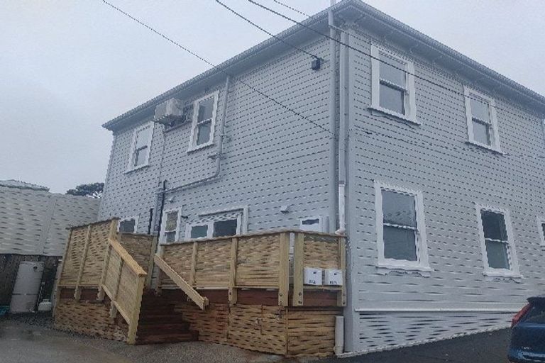 Photo of property in 142 Tasman Street, Mount Cook, Wellington, 6021