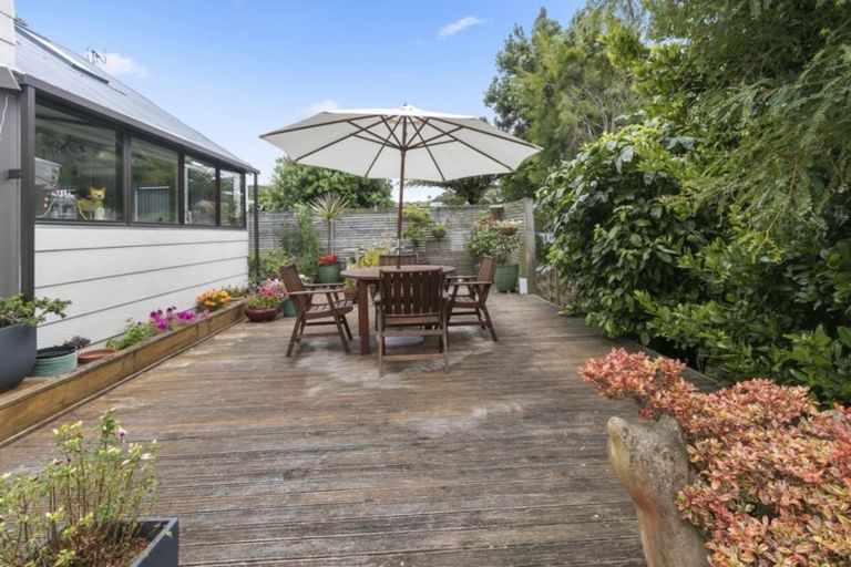 Photo of property in 211 Miromiro Road, Normandale, Lower Hutt, 5010