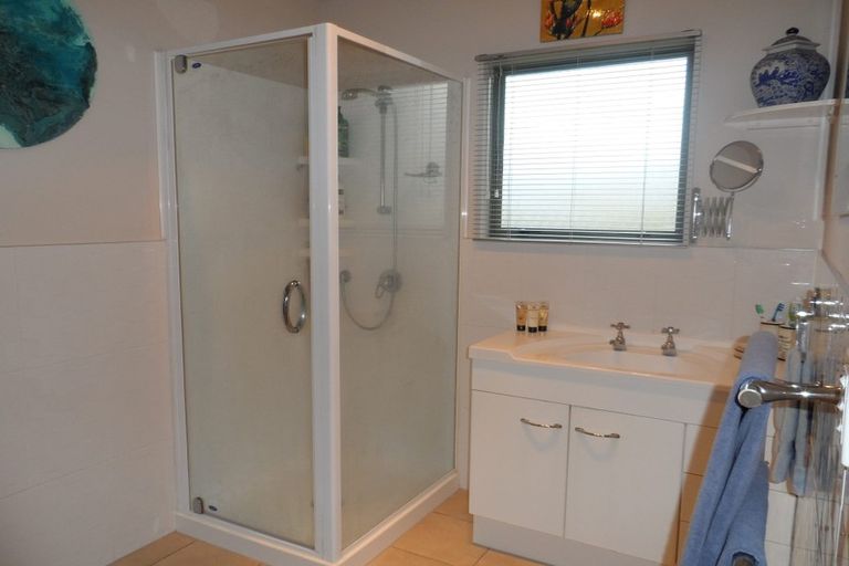 Photo of property in 2/14 Knott Road, Stanmore Bay, Whangaparaoa, 0932