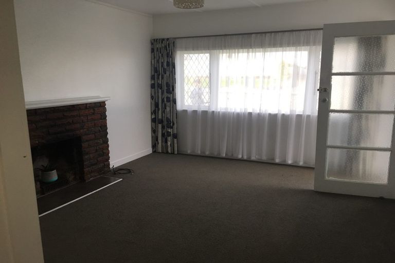 Photo of property in 52 Beach Haven Road, Beach Haven, Auckland, 0626