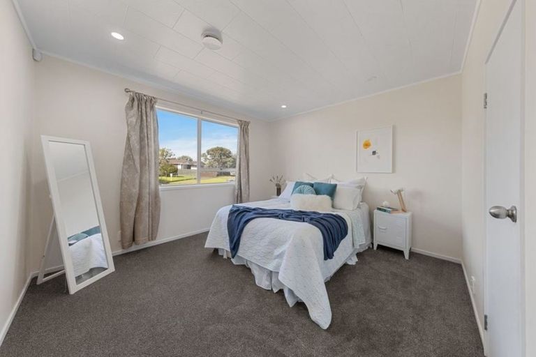 Photo of property in 27 Staverton Crescent, Mangere, Auckland, 2022