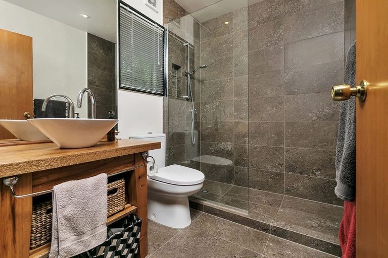 Photo of property in 1/1 Tern Place, Unsworth Heights, Auckland, 0632