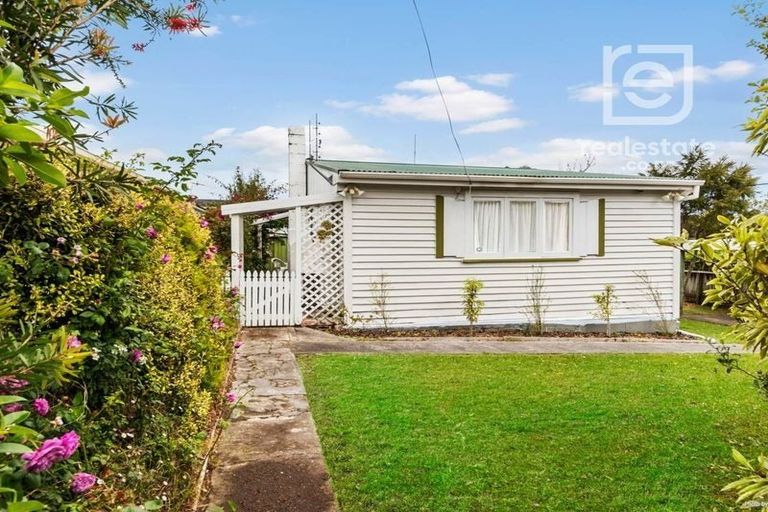 Photo of property in 49 Roberts Road, Te Atatu South, Auckland, 0610