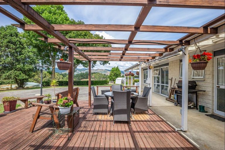 Photo of property in 213 Heatherlea Road East, Levin, 5571