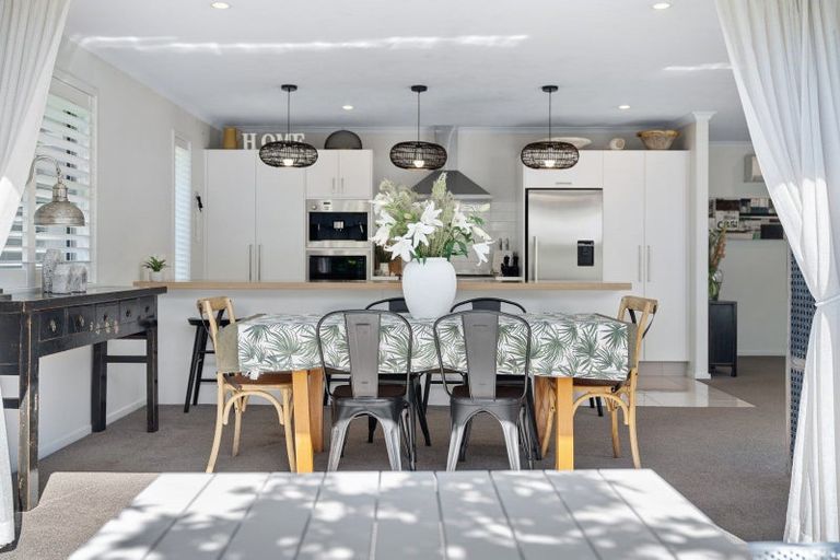 Photo of property in 33 Rainey Crescent, Papamoa Beach, Papamoa, 3118